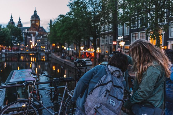 Amsterdam Night Photography Workshop With a Professional - Group Size and Interaction