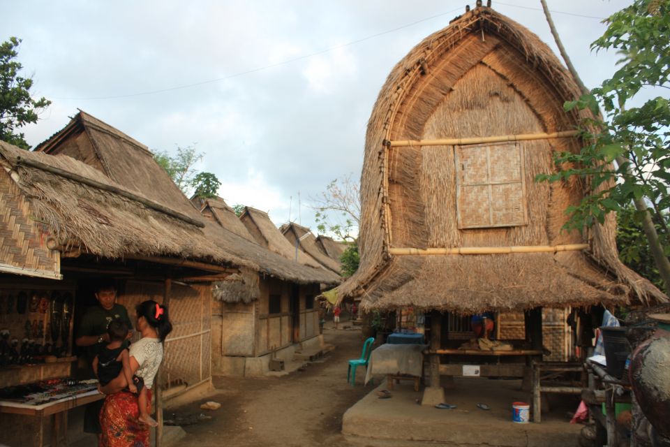 Best of Lombok: Tribe Villages, Traditions & Waterfalls - Traditional Sasak Houses Visit