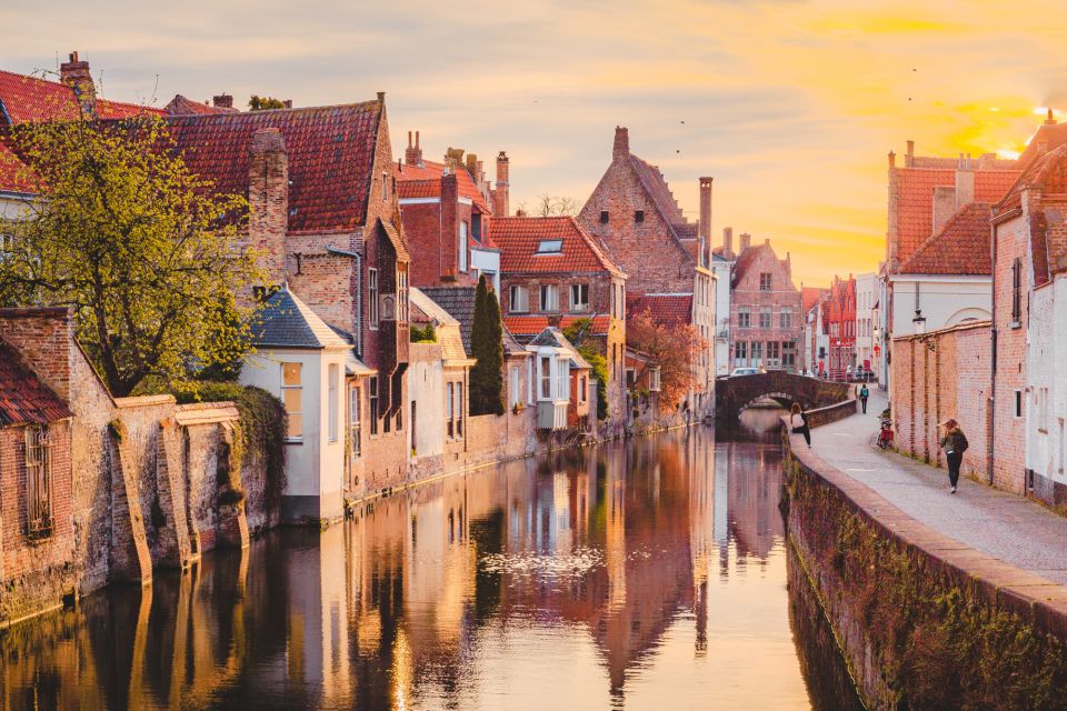 Bruges: First Discovery Walk and Reading Walking Tour - Booking and Preparation