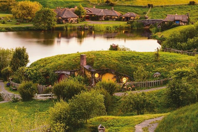 Hobbiton Movie Set and Waitomo Glowworm Caves Guided Day Trip From Auckland - Common questions