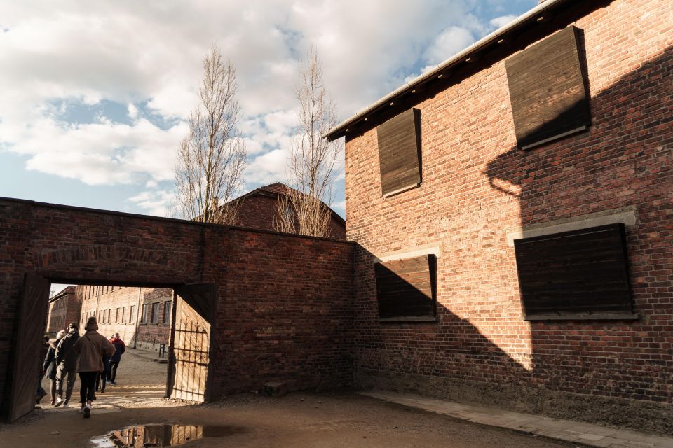 Krakow:Luxury Service Auschwitz-Birkenau Tour & Hotel Pickup - Meeting Point Details