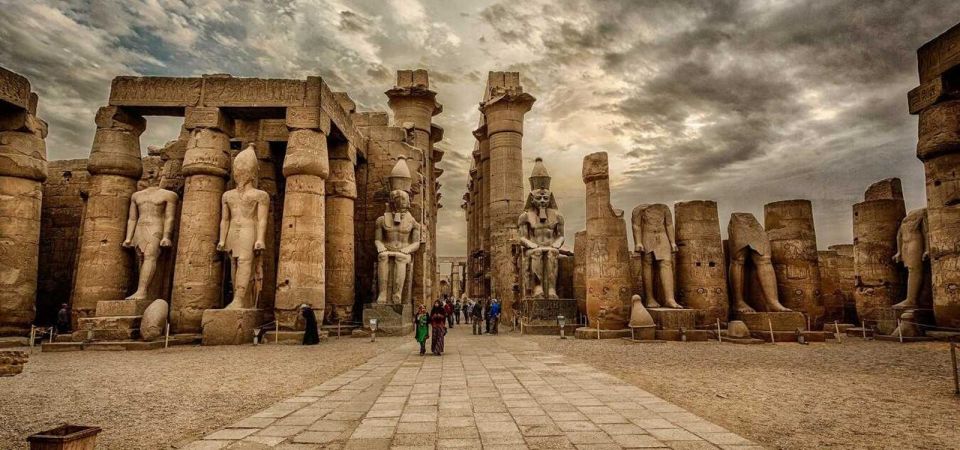 Luxor: Medinat Habu & Valley of the Queens Private Day Tour - Location and Things to Do