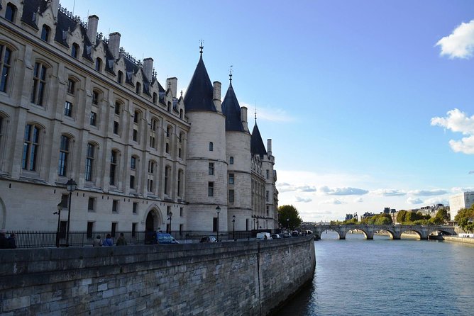 Notre Dame Quartier & Ile De La Cité Private 2-Hour Walking Tour in Paris - Private Tour Highlights