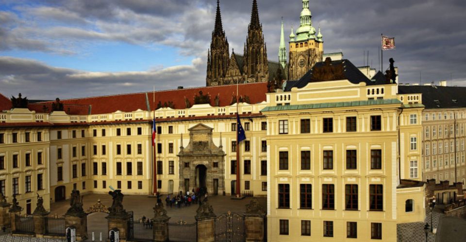 Prague: Castle and Lesser Town Walking Tour With Local Guide - Language Options and Tour Guide Selection