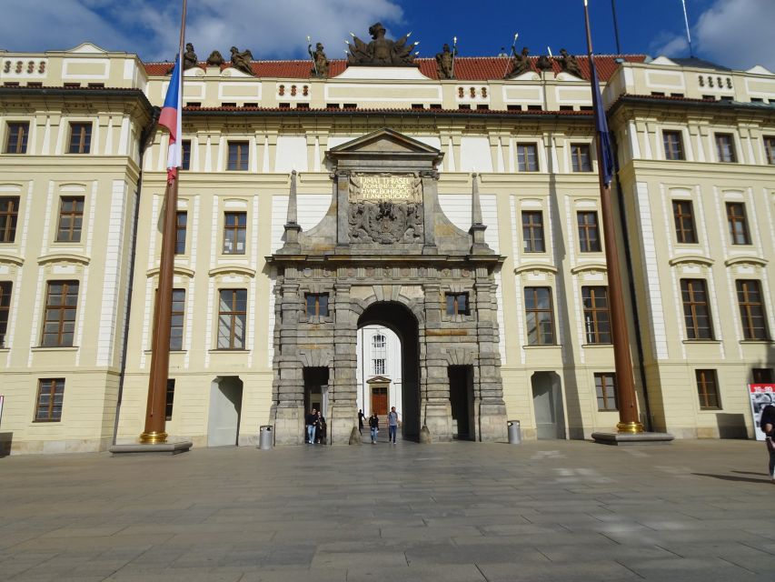 Prague Castle Self-Walking Tour & Scavenger Hunt - Location and Meeting Point