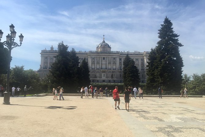 Private Tour of the Royal Palace, Private Guide, Fast Entrance and Pick up at the Hotel. - Common questions