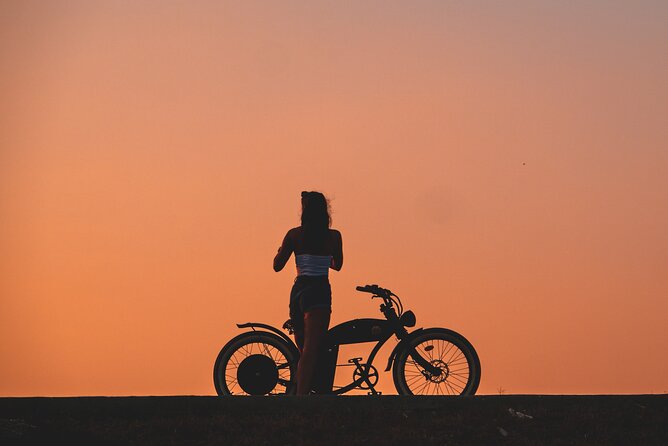 Retro E-Bike Photo Stop Tour - Retro-Style E-Bikes Provided