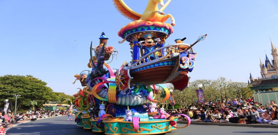 Tokyo Disneyland: 1-Day Entry Ticket and Private Transfer - Unique Features of Tokyo Disneyland