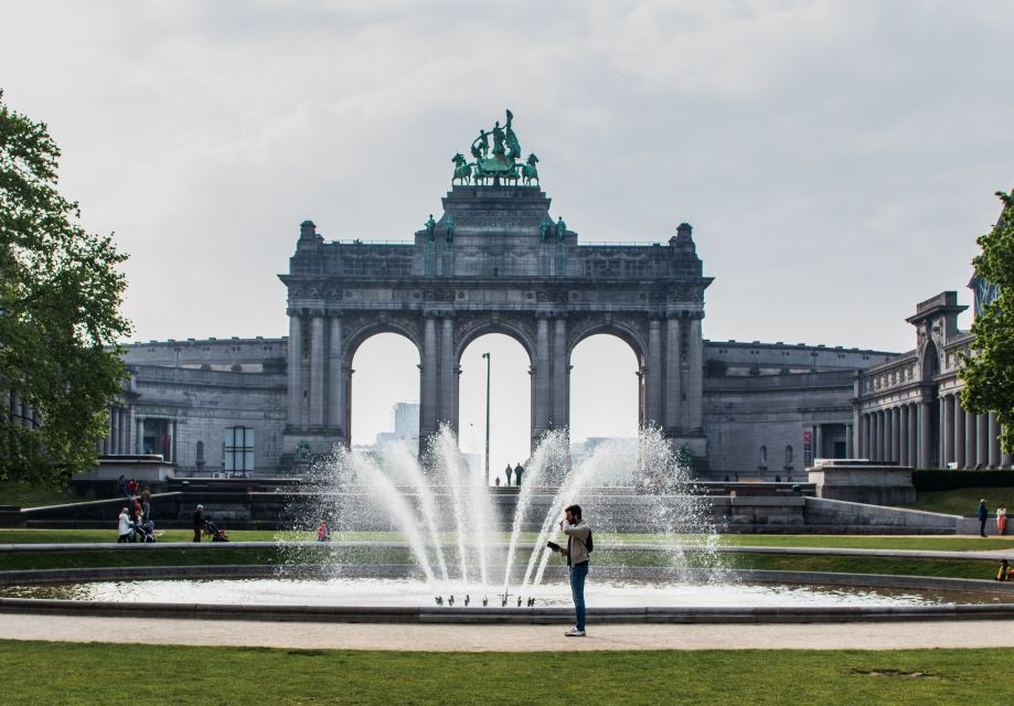 Brussels: Highlights Walking and Bus Tour With Waffle - Photo Opportunities