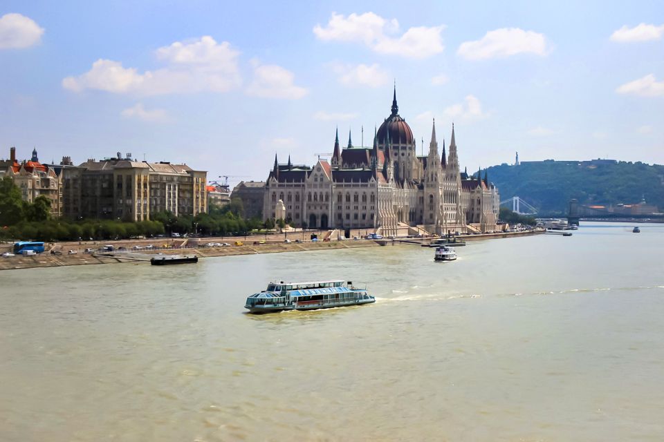 Budapest: Daytime Sightseeing Boat Cruise - Common questions