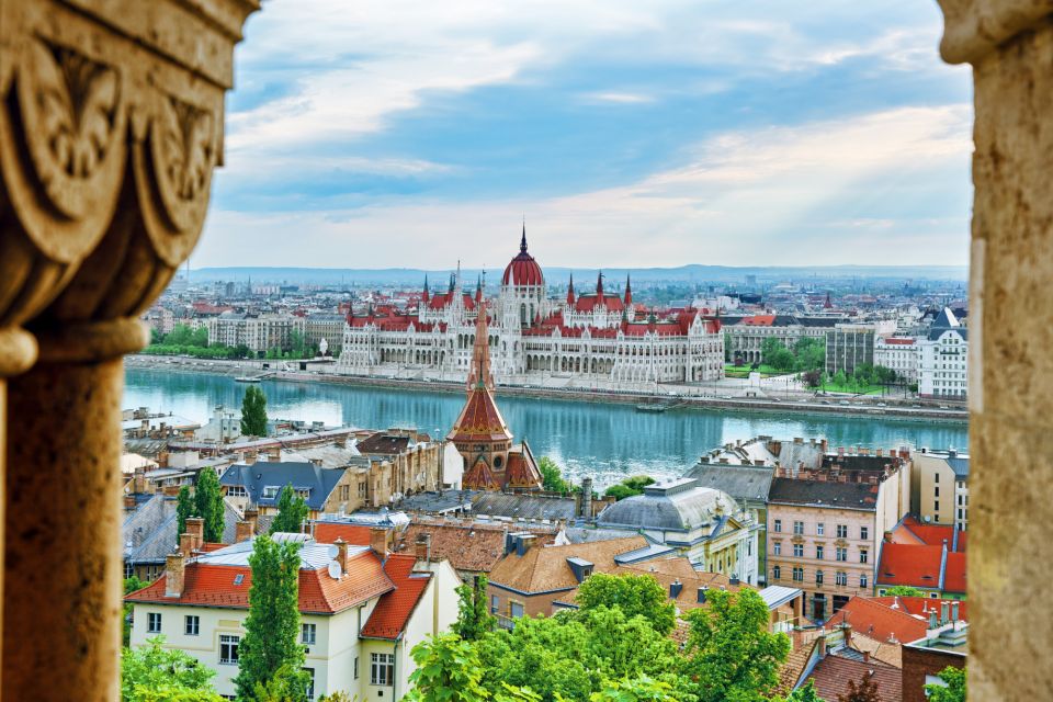 Budapest: First Discovery Walk and Reading Walking Tour - Activity Highlights