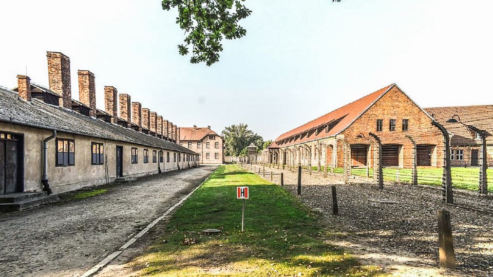 Krakow: Full-Day Auschwitz-Birkenau & Salt Mine Guided Tour - Tour Directions and Logistics