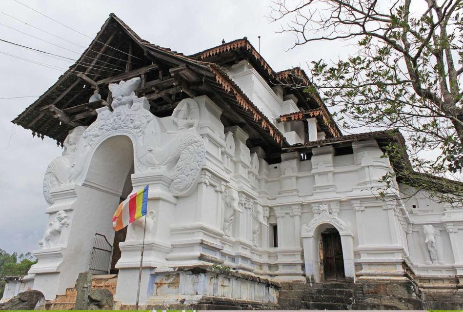 Temple Triad From Kandy: Embekke, Lankathilaka, Gadaladeniya - Common questions