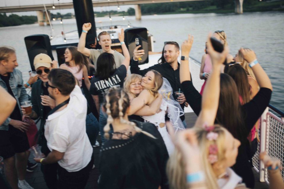 Warsaw: Boat Party With Unlimited Drinks &Vip Club Entrance - Meeting Point Information