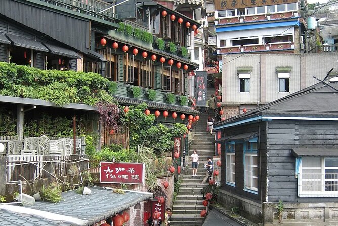 Yehliu, Jiufen & Pingxi Day Tour From Taipei - Guide Appreciation and Family Experience