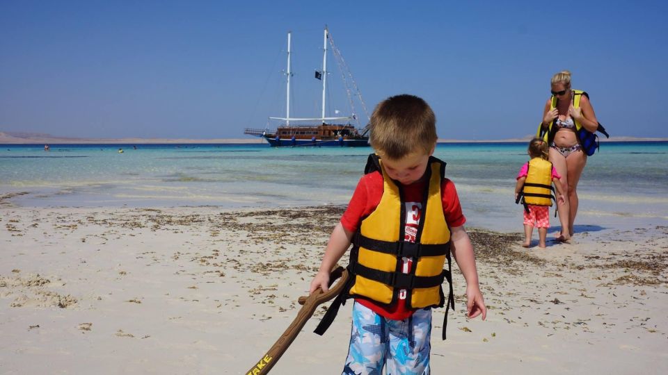 Sharm: Pirates Sailing Boat to Ras Mohammed & Buffet Lunch - Buffet Lunch