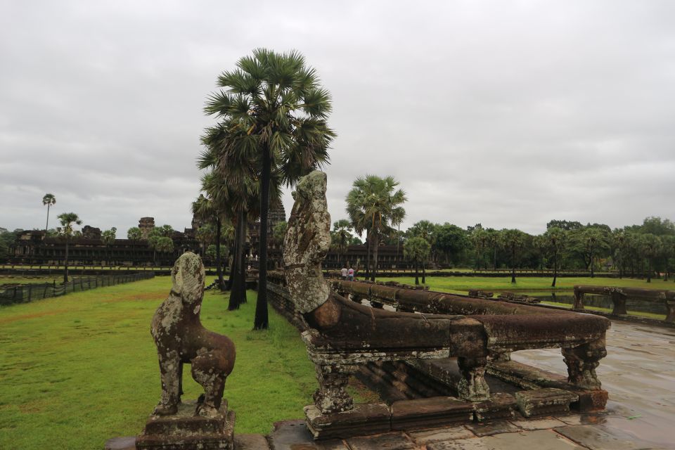 Siem Reap: Personalised Angkor Wat Sunrise Tour by Tuk-Tuk - Angkor Thom Discovery