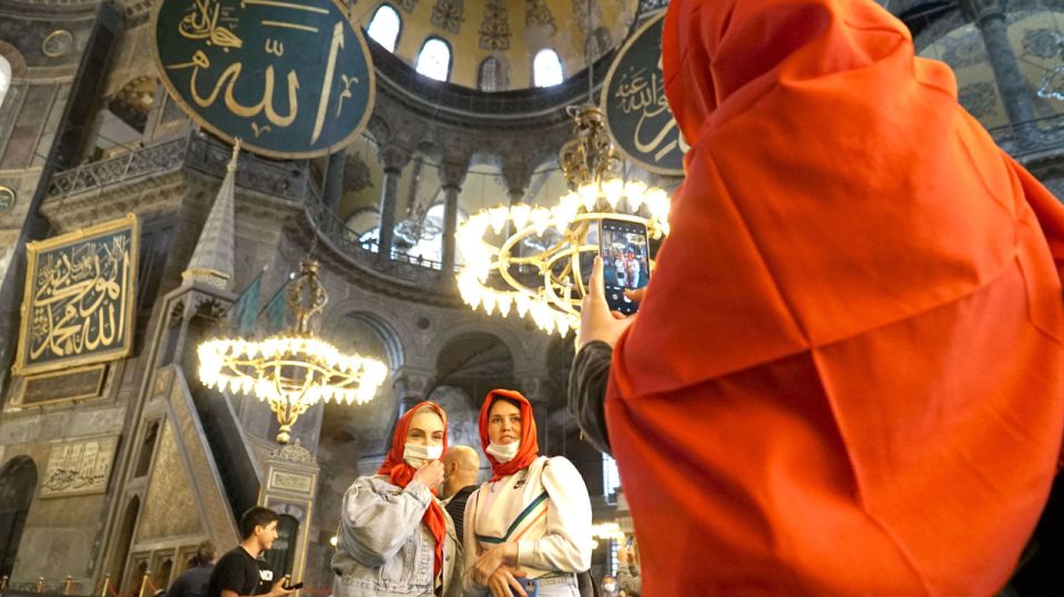 Istanbul: Hagia Sophia, Topkapi Palace, and Basilica Cistern - Common questions