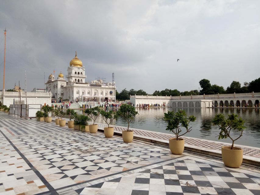 New Delhi: India Gate & Gurudwara Cycle Tour - Common questions