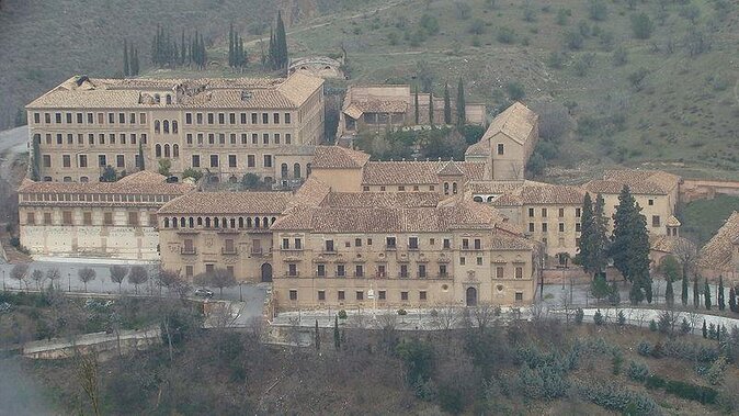 Alhambra, Albaicin and Sacromonte Guided Tour - Key Points