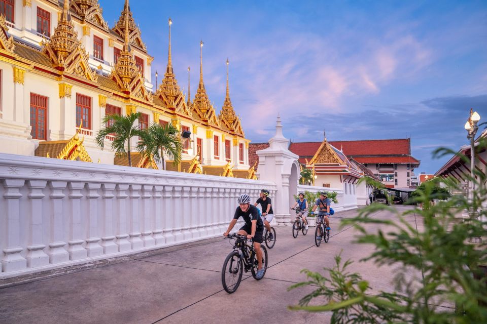 Bangkok: Nighttime Bike Tour With Flower Market Visit - Key Points