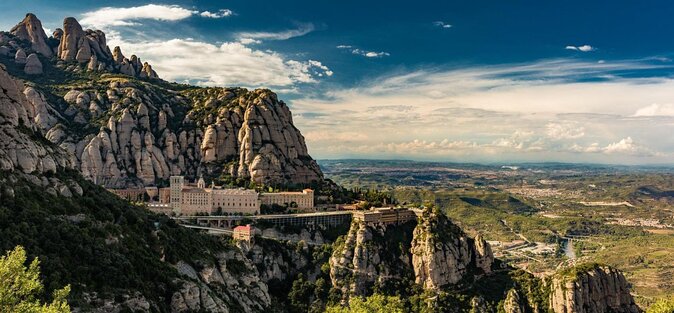 Barcelona Highlights Tour and Montserrat Monastery With Hotel Pick-Up - Just The Basics