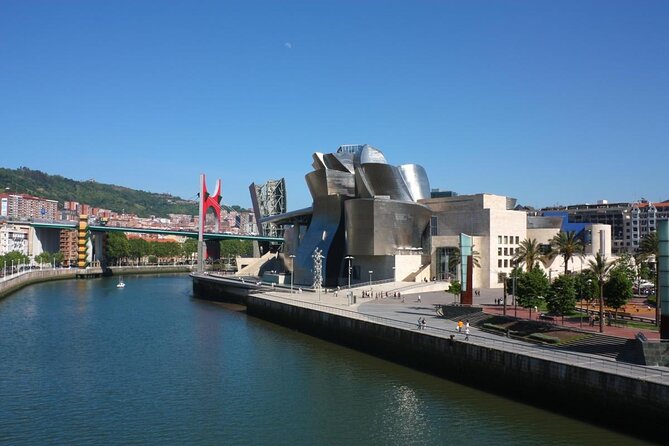 Bilbao Guggenheim Exterior and Interior Small-Group Tour - Key Points