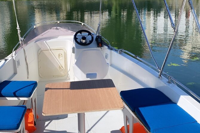 Boat Rental Without a License in Melun - Key Points