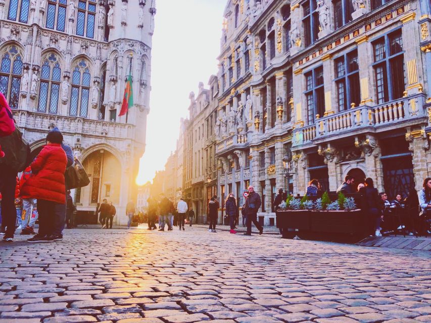 Brussels: Highlights Walking and Bus Tour With Waffle - Key Points