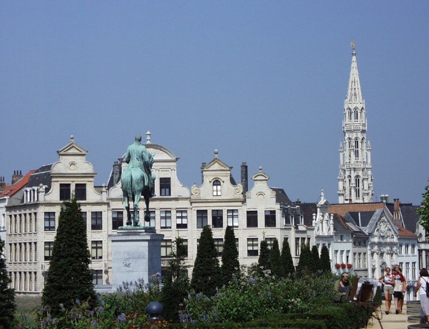 Brussels: Walking Tour From Central Station to Manneken Pis - Key Points