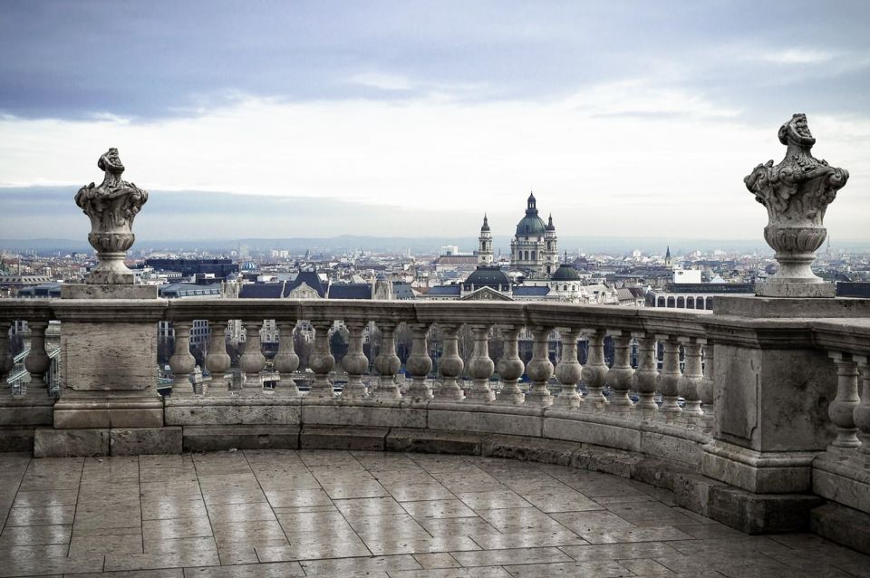Budapest: Buda Castle Walking Tour in German - Key Points