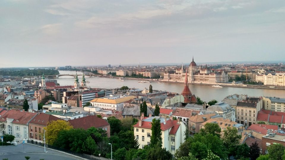Budapest: City Walk With a Local Guide - Key Points