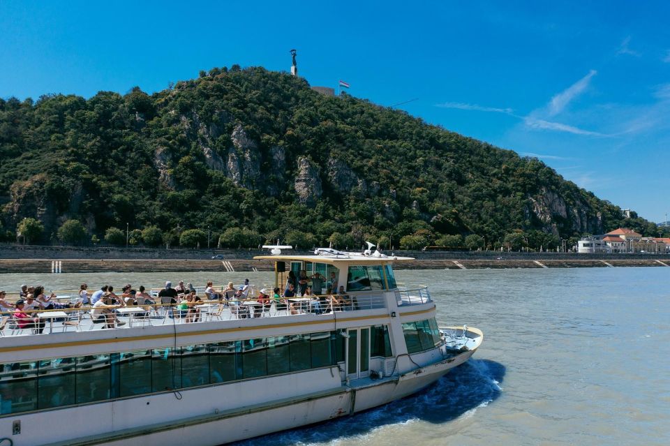 Budapest: Day or Night River Cruise With Live Commentary - Key Points