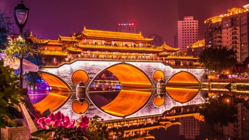Chengdu: Illuminated Night Tour With Sichuan Opera or Hotpot - Just The Basics