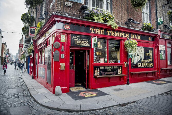 Dublin Old Town: Famous Pubs Outdoor Escape Game - Key Points