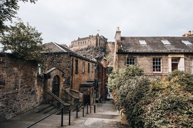 Edinburgh: Old Towns Highlights Walking Tour - Key Points