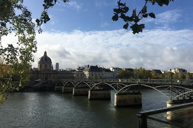 Group Tour of Paris With a Live Guide in Italian - Key Points