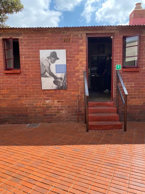 Half Day Soweto & Apartheid Museum (French /English Guide )