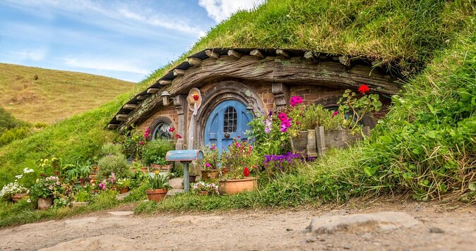Hobbiton Movie Set and Waitomo Glowworm Caves Guided Day Trip From Auckland - Key Points