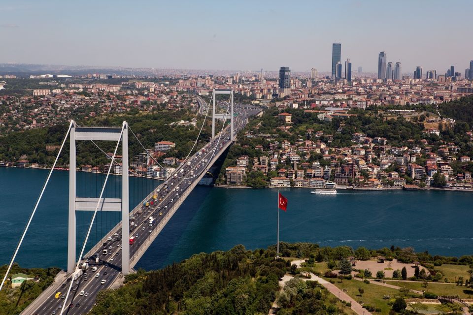 Istanbul: Bosphorus Sightseeing Boat Tour With Guide - Key Points