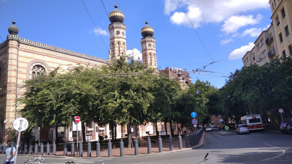 Jewish Quarter & Synagogues With Personal Stories - Key Points