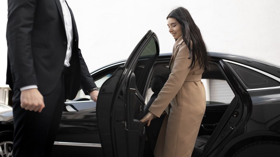 Kraków: Airport Private Transfer by Luxury Car - Key Points