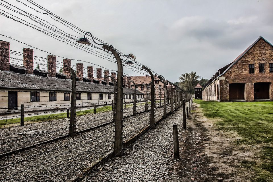 Kraków: Auschwitz-Birkenau Guided Tour & Private Transport - Key Points