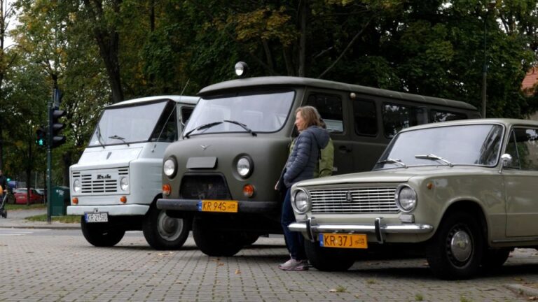 Krakow: Nowa Huta Guided Tour in Retro Car With Bunker Visit