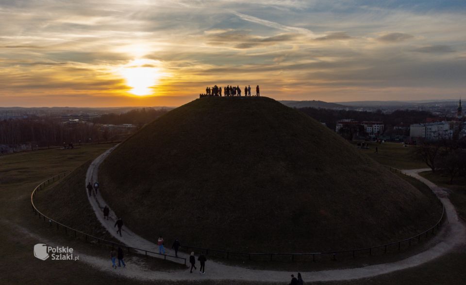 Kraków (Poland) at Night! (Evening Walk With Torches) - Key Points