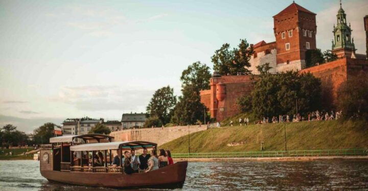 Krakow: Private Traditional Gondola Cruise - Key Points