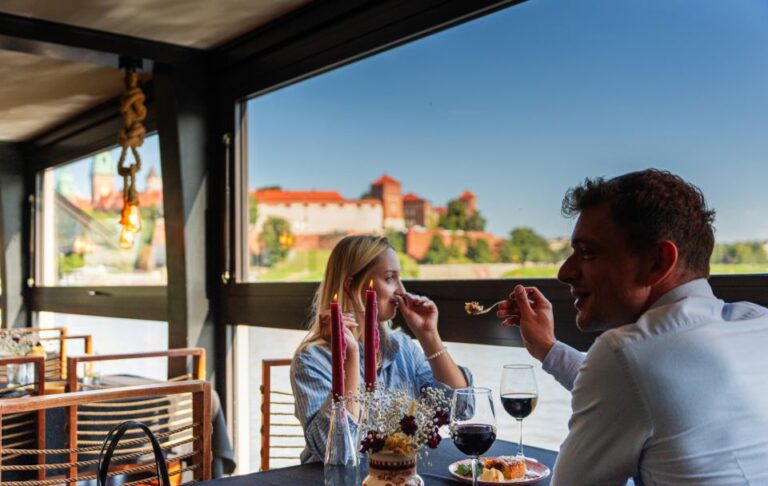 Krakow: Romantic Dinner With a Cruise on the Vistula River