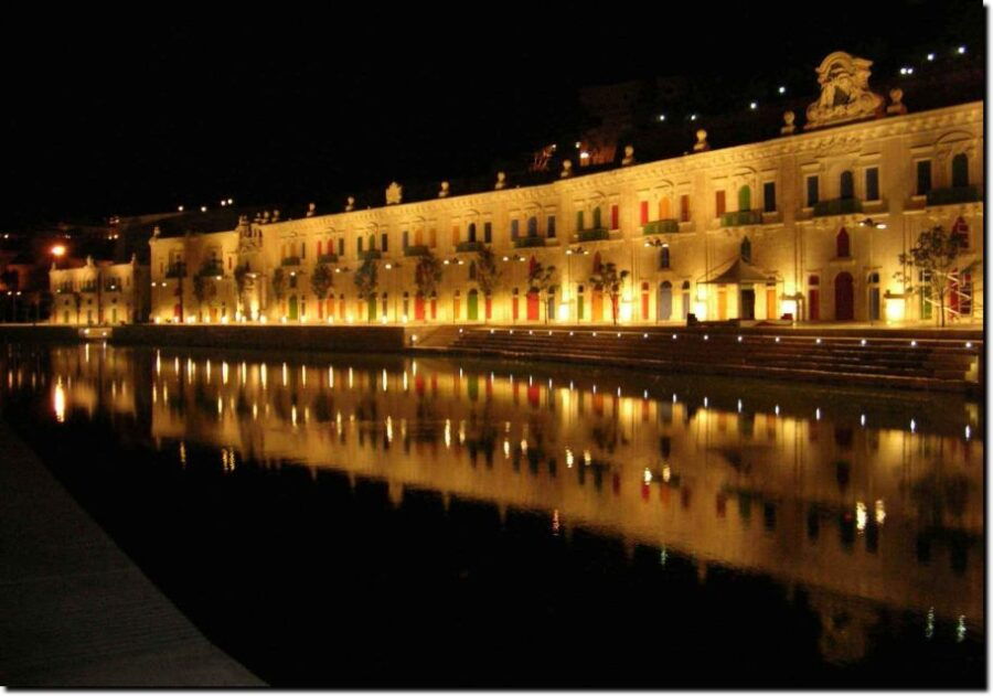 Malta: Marsamxett Harbour and Grand Harbour Cruise by Night