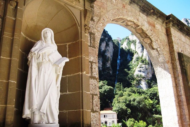 Montserrat Monastery and Sagrada Familia Tour With Liquor Tasting - Tour Highlights and Itinerary