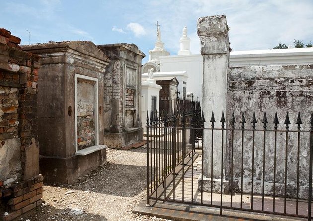 New Orleans Dead of Night Ghosts and Cemetery Bus Tour - Just The Basics